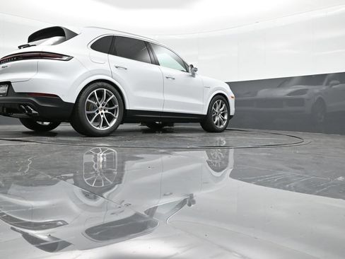 Certified 2025 Porsche Cayenne E-Hybrid AWD/4WD image 37