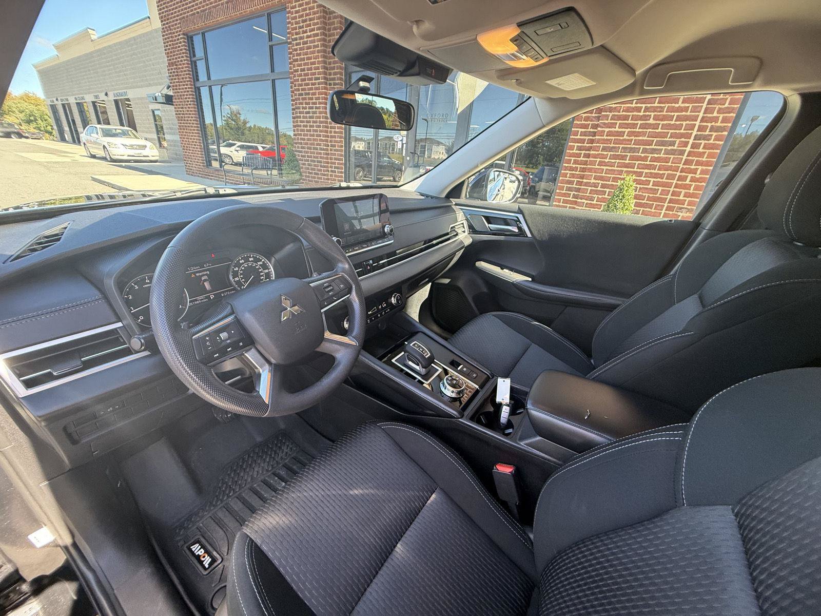 Used 2023 Mitsubishi Outlander ES FWD image 12
