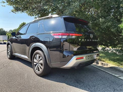 Used 2022 Nissan Pathfinder SL FWD image 11