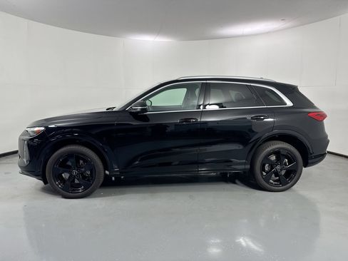 Used 2025 Audi Q5 Premium Plus w/ Premium Plus AWD/4WD image 2
