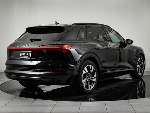 Used 2022 Audi e-tron Premium w/ Convenience Plus Package image 10
