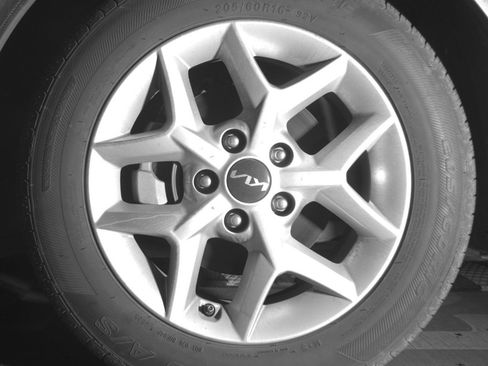 Used 2025 Kia Soul LX w/ LX Technology Package FWD image 12