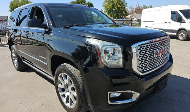 Used 2017 GMC Yukon Denali AWD/4WD image 3