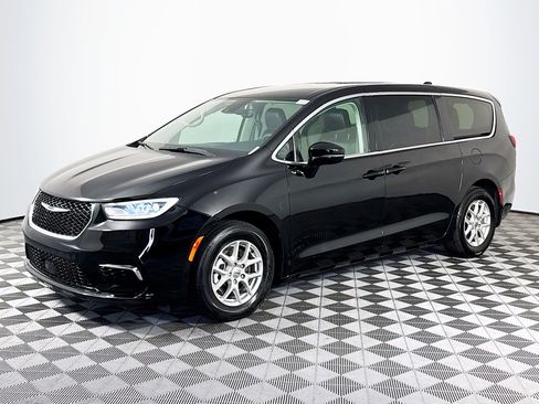 Used 2024 Chrysler Pacifica Touring-L FWD image 4