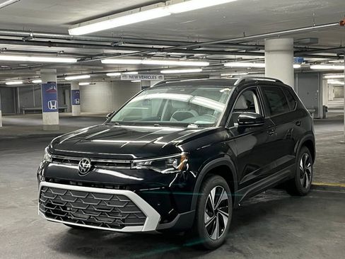 New 2025 Volkswagen Taos SE image 3