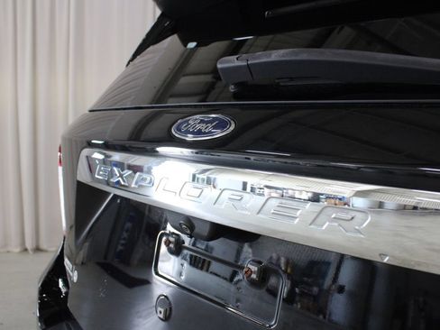 Used 2020 Ford Explorer XLT w/ Comfort Package AWD/4WD image 32