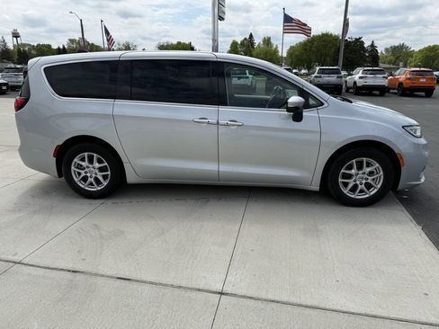 Used 2023 Chrysler Pacifica Touring-L FWD image 9