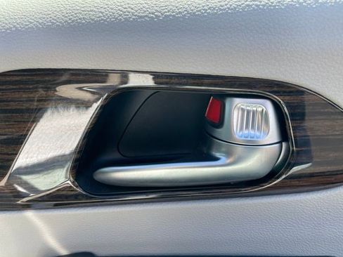 Certified 2023 Chrysler Pacifica Limited FWD image 12