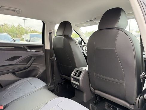 New 2026 Volkswagen Tiguan SE image 17