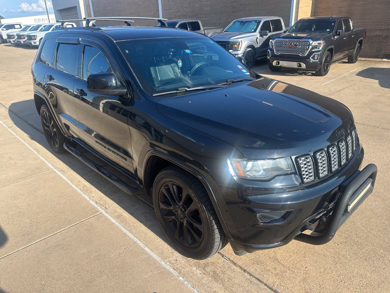 Used 2017 Jeep Grand Cherokee Altitude RWD image 1