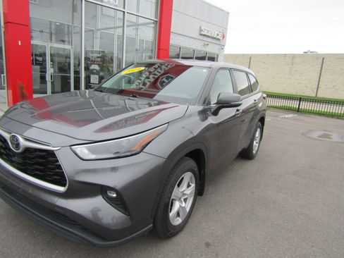 Used 2024 Toyota Highlander LE image 2