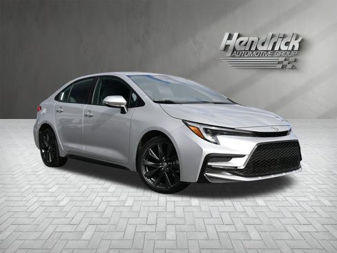 Used 2024 Toyota Corolla SE image 2