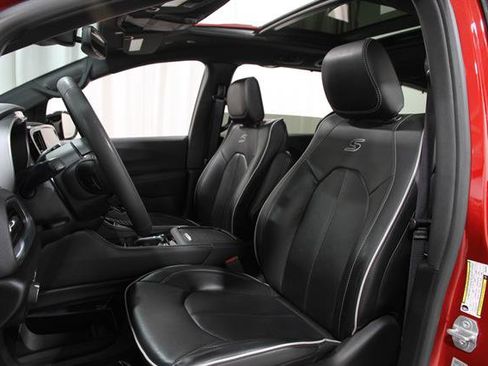 Used 2025 Chrysler Pacifica Limited image 5