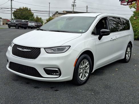 Used 2025 Chrysler Pacifica Select image 3