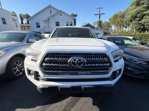 Used 2017 Toyota Tacoma TRD Off-Road RWD image 3