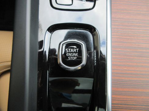 Used 2023 Volvo XC60 T8 Ultimate image 46