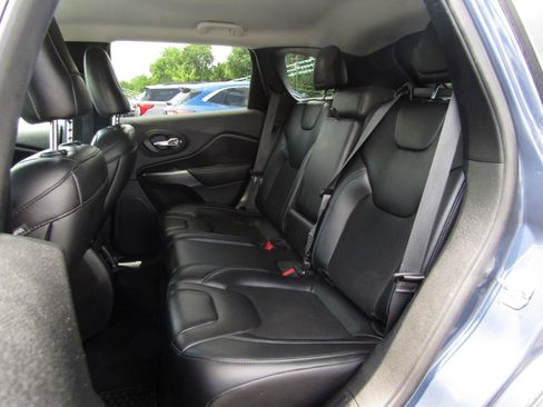 Used 2019 Jeep Cherokee Latitude Plus w/ Comfort/Convenience Group AWD/4WD image 19