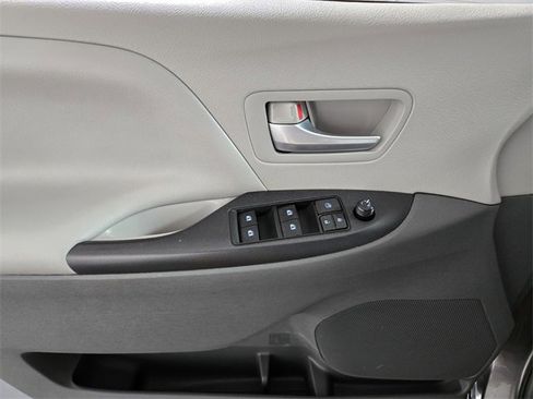 Used 2019 Toyota Sienna LE image 23