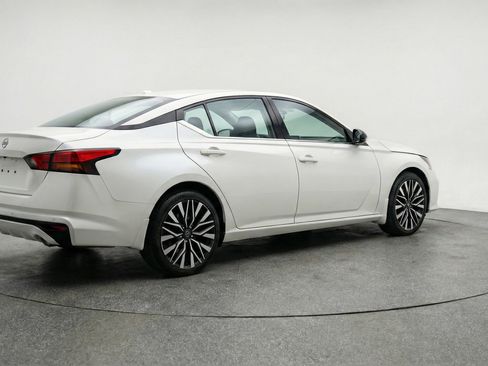 Used 2025 Nissan Altima 2.5 SV image 9