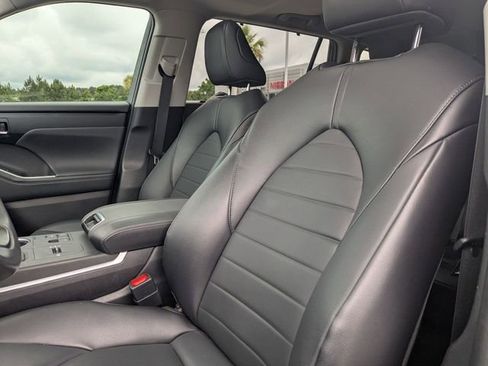 Used 2023 Toyota Highlander XLE FWD image 14