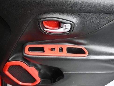 Used 2017 Jeep Renegade Altitude FWD image 36