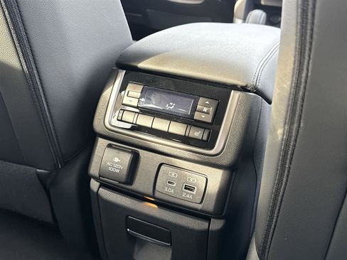 Used 2025 Subaru Ascent Bronze Edition image 17