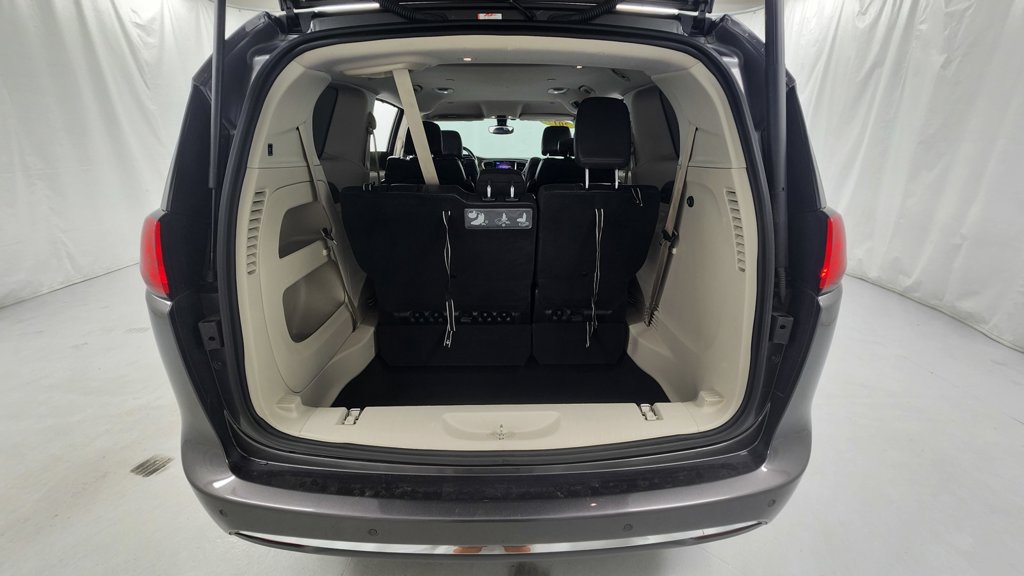 Used 2017 Chrysler Pacifica Touring-L Plus FWD image 19