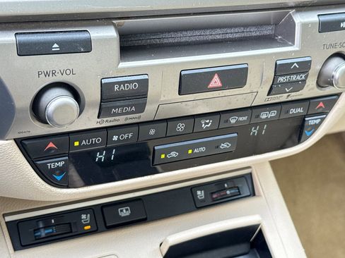 Used 2015 Lexus ES 300h w/ Navigation System Package FWD image 19