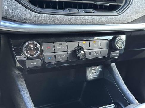 Certified 2022 Jeep Compass Latitude image 16