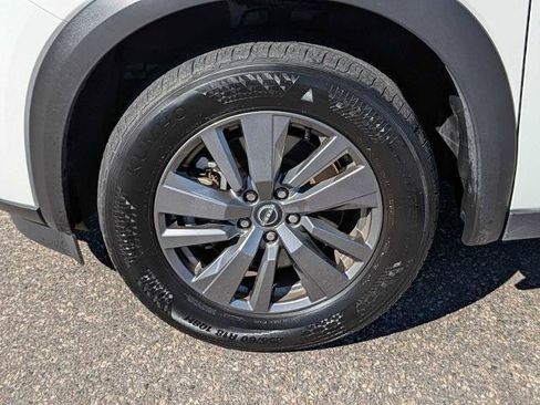 Used 2025 Nissan Pathfinder SV image 16