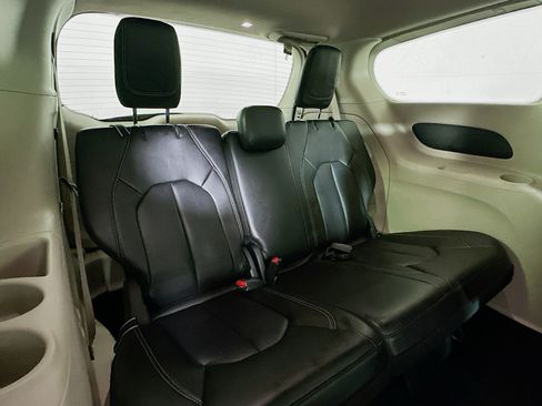 Used 2023 Chrysler Pacifica Touring-L image 25