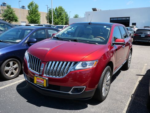 Used 2013 Lincoln MKX AWD image 2