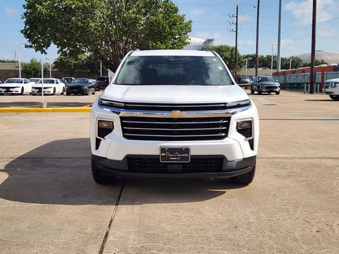 Certified 2025 Chevrolet Traverse LT FWD image 3