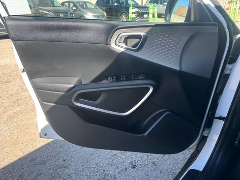 Used 2025 Kia Soul LX w/ LX Technology Package FWD image 18