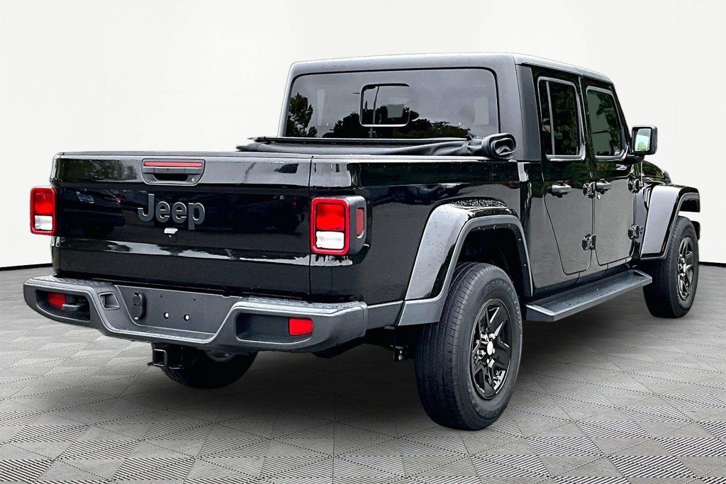 Used 2022 Jeep Gladiator Sport AWD/4WD image 5