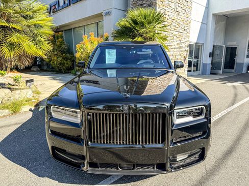 Used 2020 Rolls-Royce Cullinan Black Badge image 10