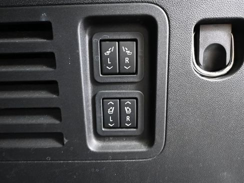Used 2025 Buick Enclave Avenir AWD/4WD image 47