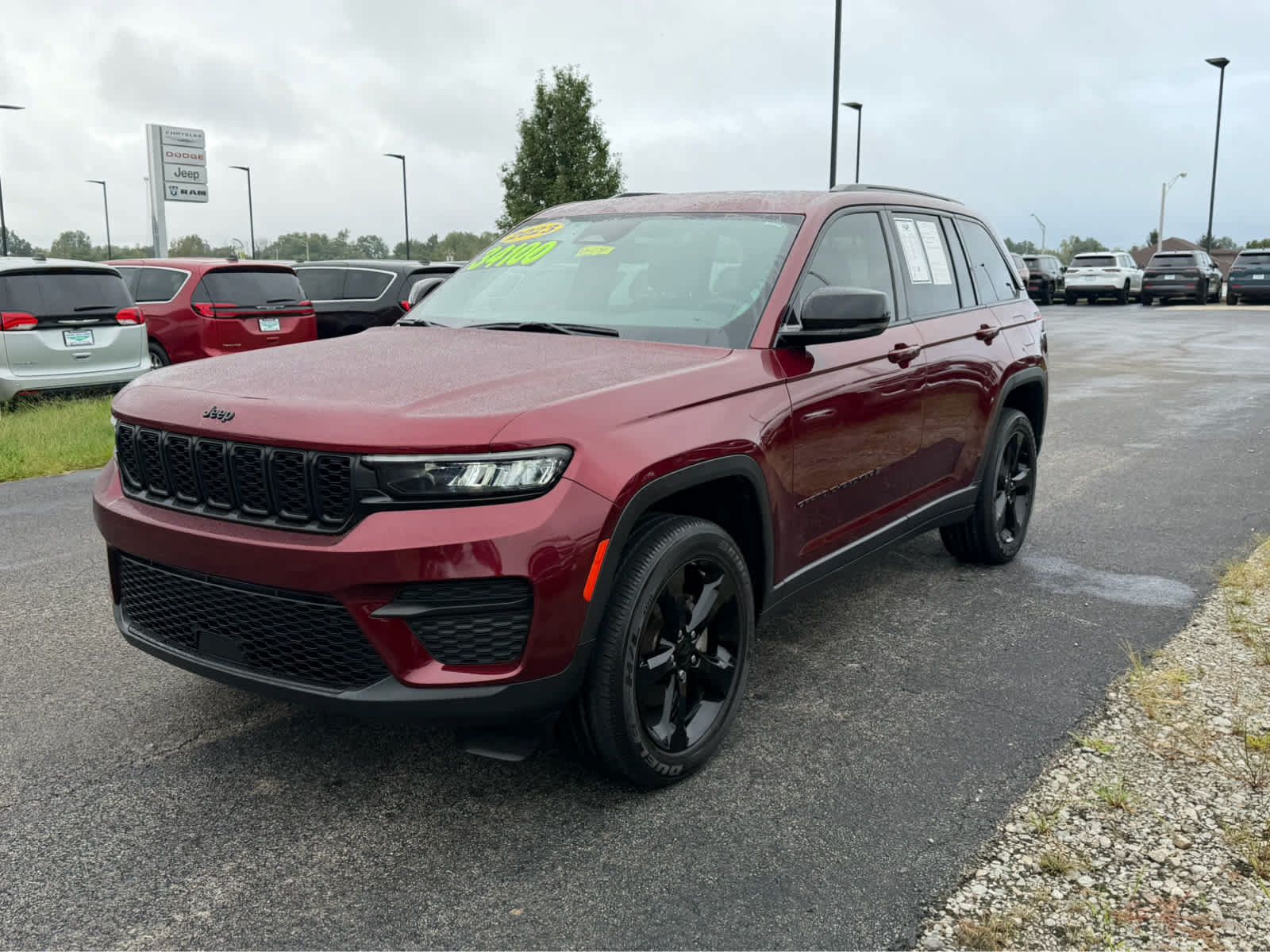 Used 2023 Jeep Grand Cherokee Altitude AWD/4WD image 3