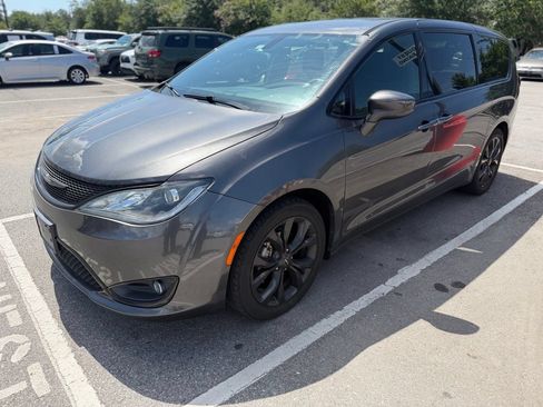 Used 2019 Chrysler Pacifica Touring Plus w/ S Appearance Package FWD image 1