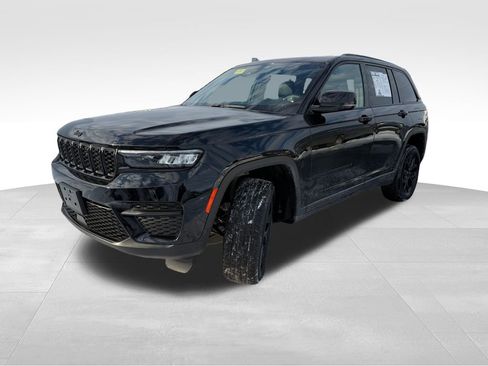 Used 2024 Jeep Grand Cherokee Altitude image 3