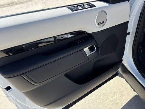 Used 2025 Land Rover Discovery S image 12