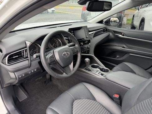 Used 2023 Toyota Camry SE w/ Cold Weather Package image 9