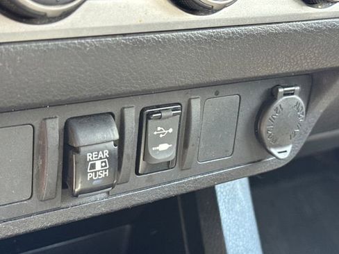 Used 2019 Toyota Tacoma SR5 AWD/4WD image 29