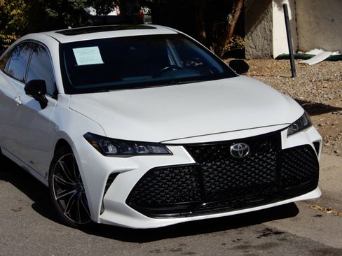 Used 2019 Toyota Avalon XSE image 2