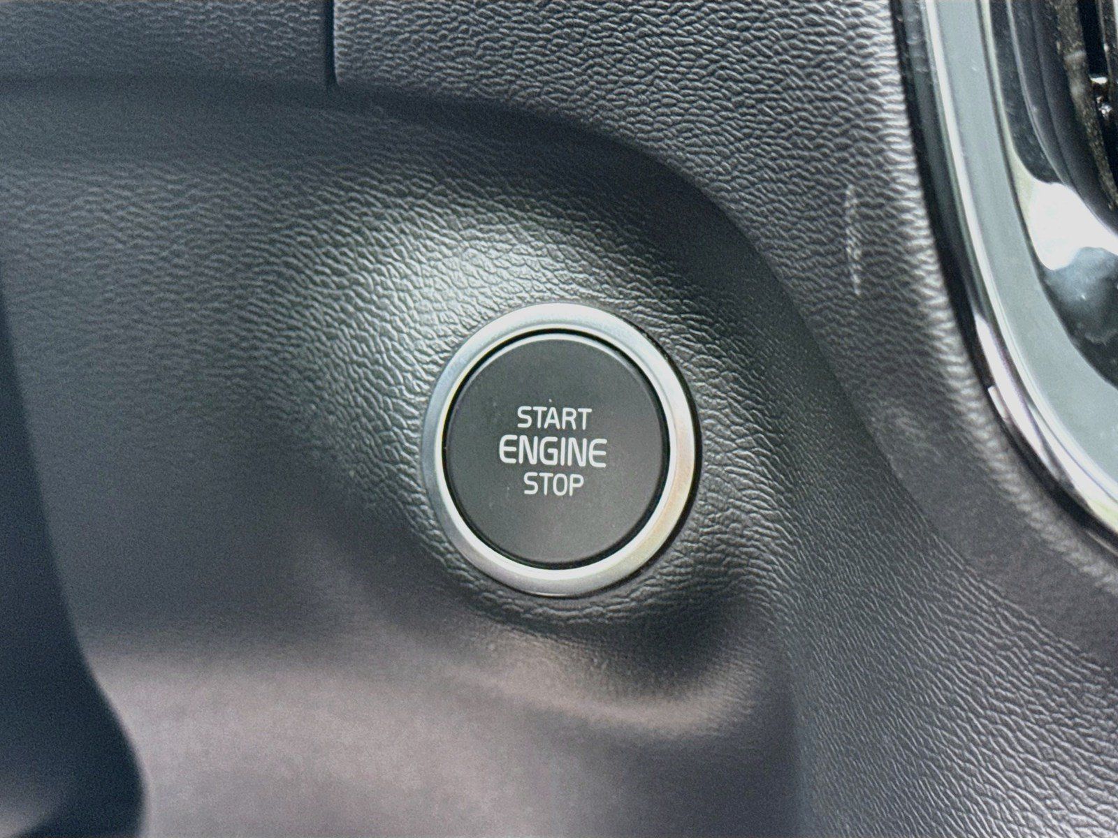 Used 2024 Volvo XC40 B5 Plus AWD/4WD image 19