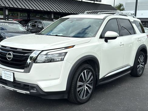 Used 2022 Nissan Pathfinder Platinum w/ Lighting Package (N93) FWD image 3