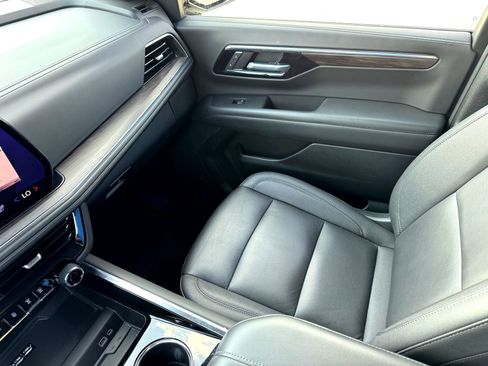 Used 2025 Chevrolet Suburban Z71 image 29