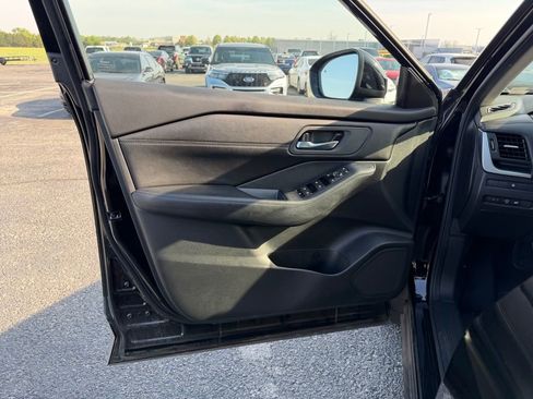 Used 2024 Nissan Rogue SV w/ SV Premium Package image 12