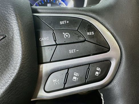 Used 2025 Chrysler Pacifica Select FWD image 25