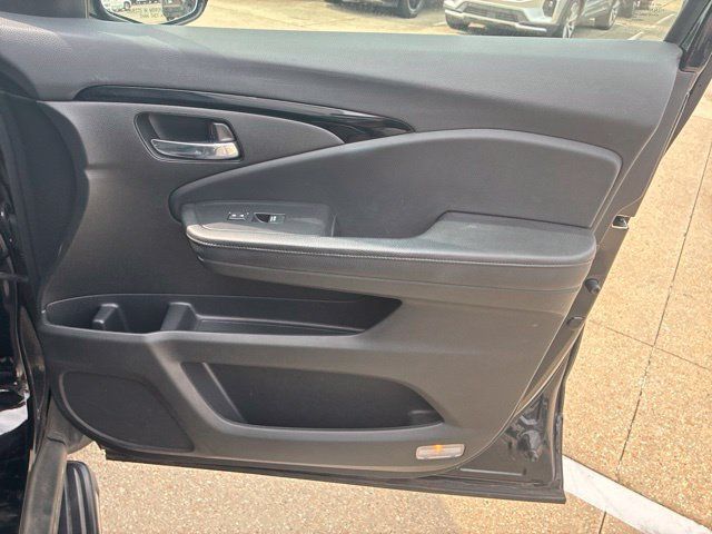 Used 2020 Honda Pilot Touring image 13